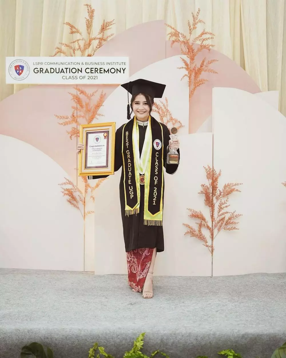Momen wisuda Prilly Latuconsina © 2021 brilio.net