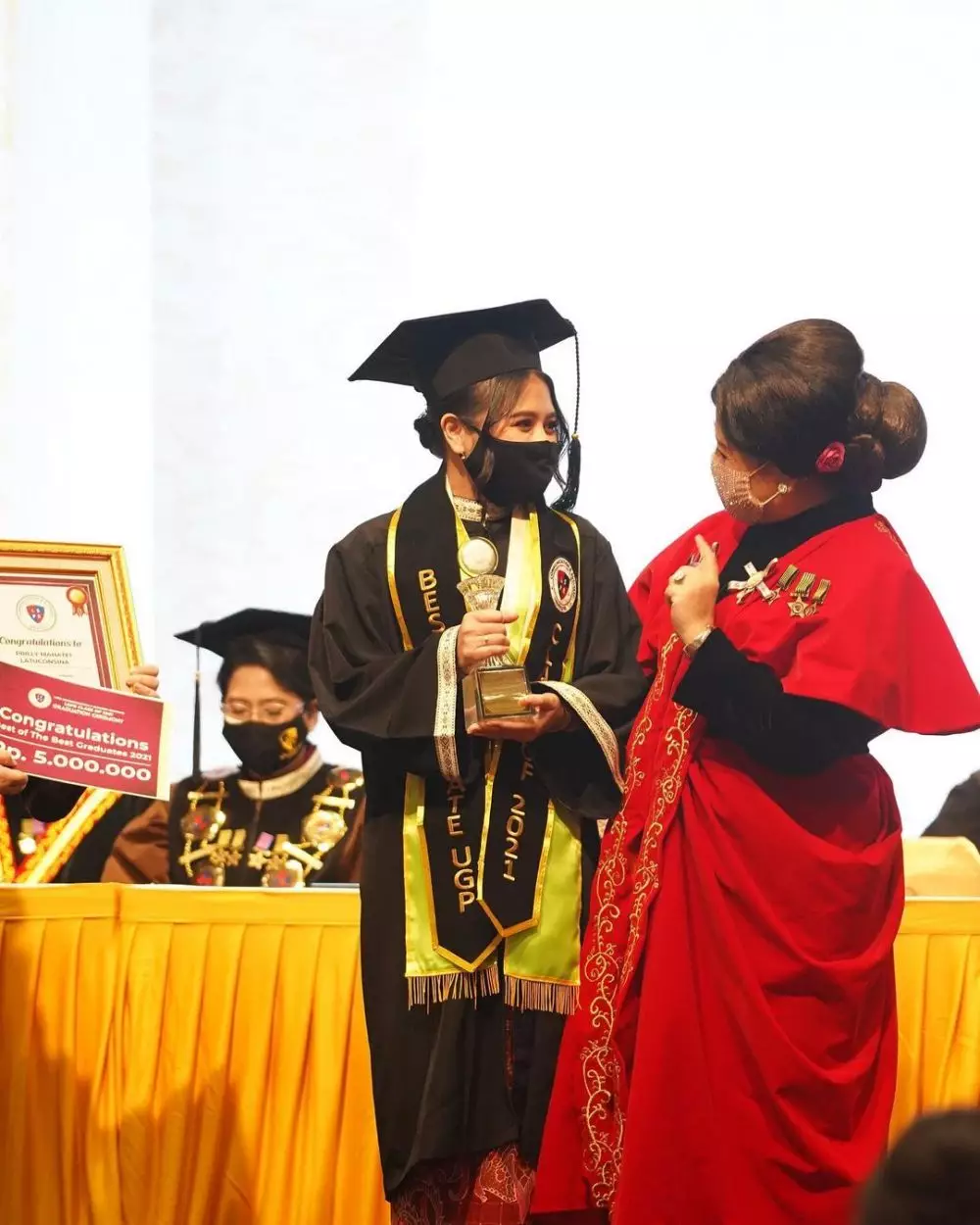 Momen wisuda Prilly Latuconsina © 2021 brilio.net