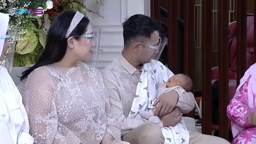 Momen akikah anak kedua Nagita dan Raffi  © YouTube