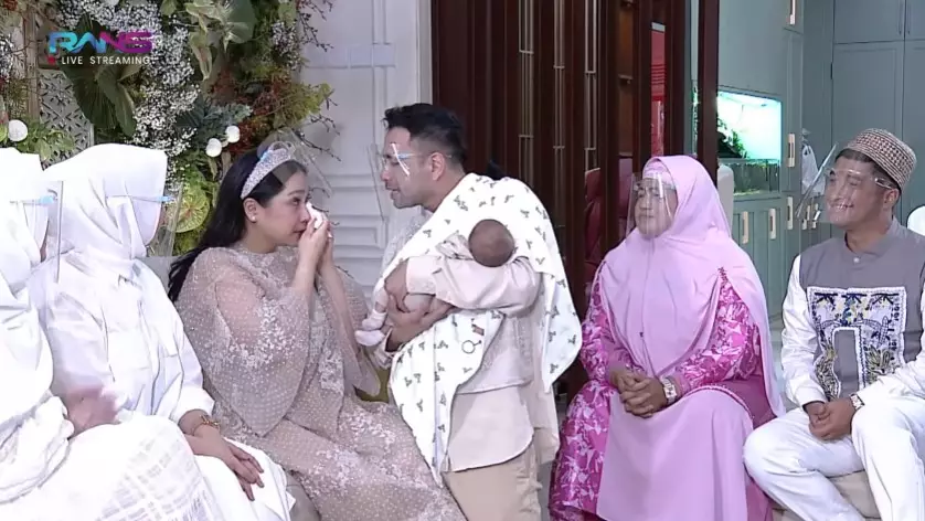 Momen akikah anak kedua Nagita dan Raffi  © YouTube