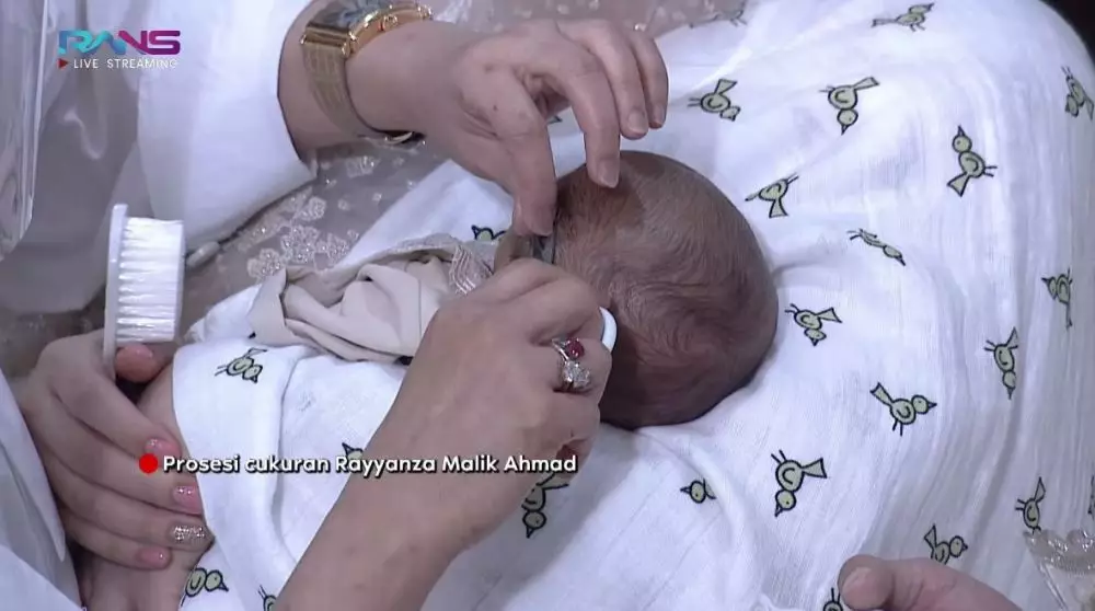 Momen akikah anak kedua Nagita dan Raffi  © YouTube