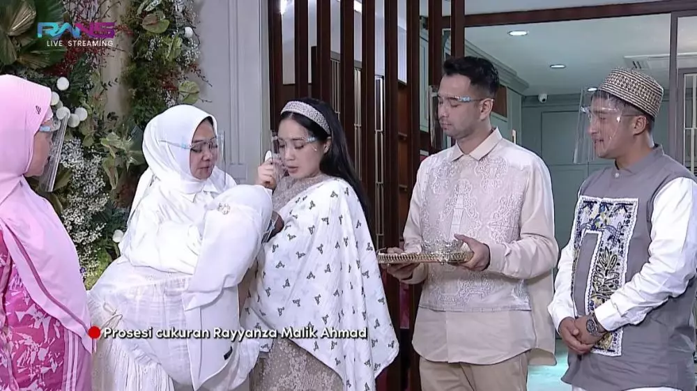 Momen akikah anak kedua Nagita dan Raffi  © YouTube