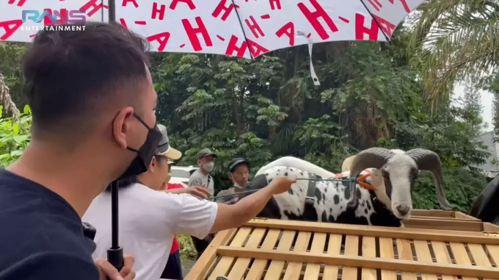 Momen akikah anak kedua Nagita dan Raffi  © YouTube