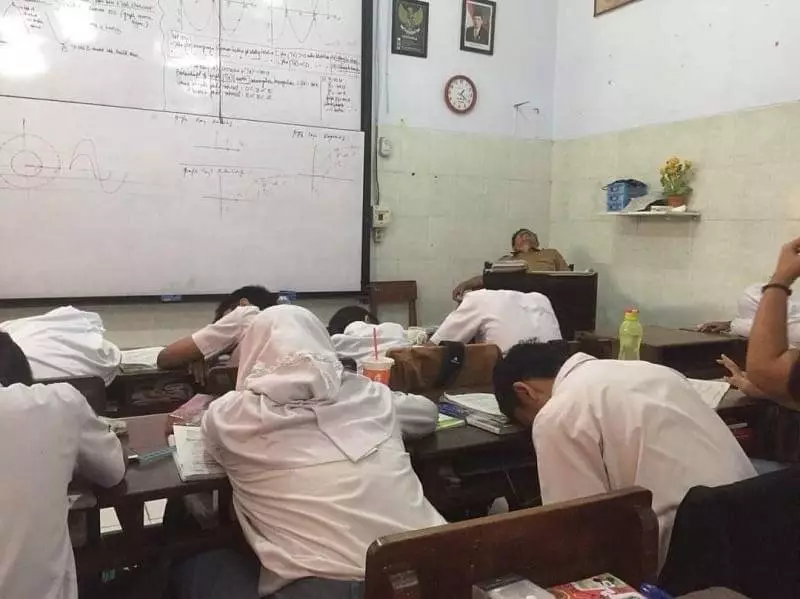 momen guru ngasih pelajaran ke siswa kocak © 2021 1cak.com