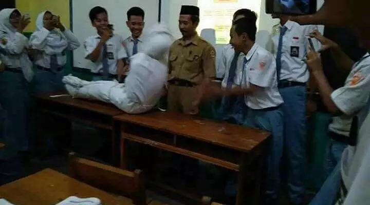 momen guru ngasih pelajaran ke siswa kocak © 2021 1cak.com