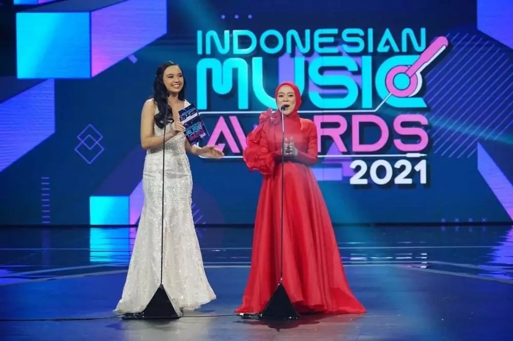 gaya lesty kejora di indonesian music awards © instagram
