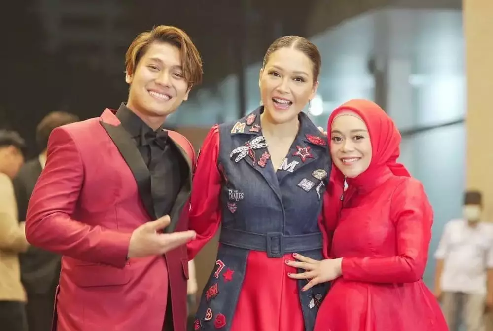 gaya lesty kejora di indonesian music awards © instagram