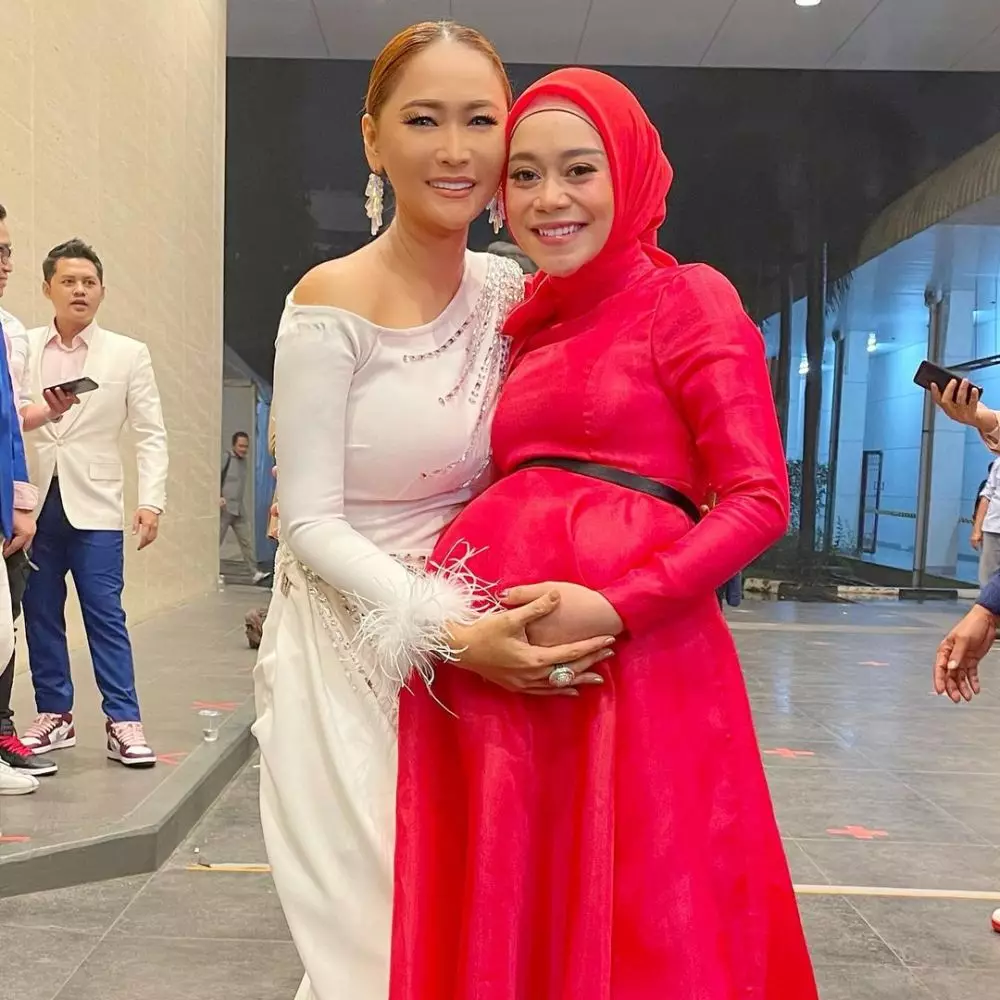 gaya lesty kejora di indonesian music awards © instagram