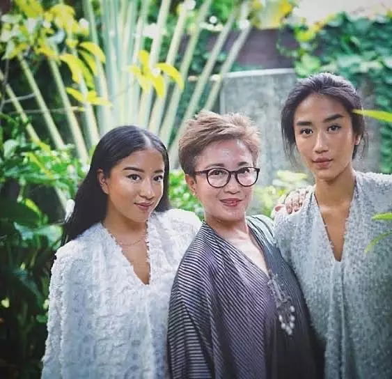 Renatta Moeloek pakai kebaya Instagram Renatta Moeloek pakai kebaya Instagram