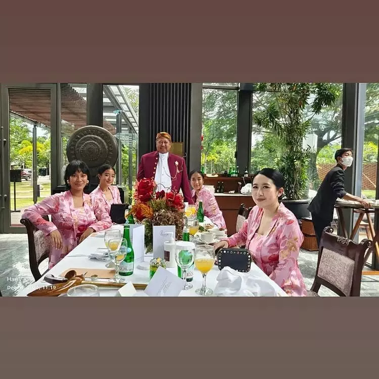 Renatta Moeloek pakai kebaya Instagram Renatta Moeloek pakai kebaya Instagram