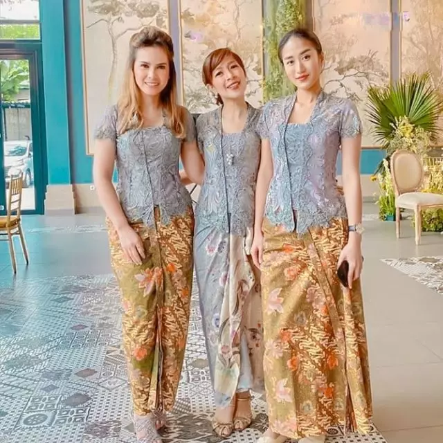Renatta Moeloek pakai kebaya Instagram Renatta Moeloek pakai kebaya Instagram