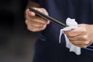 11 Cara membersihkan jamur di HP, bisa pakai pasta gigi dan sabun cuci