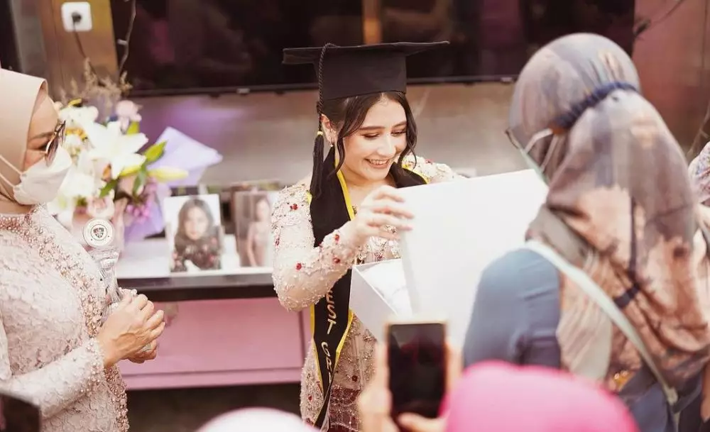 kejutan wisuda prilly latuconsina dari fans © instagram