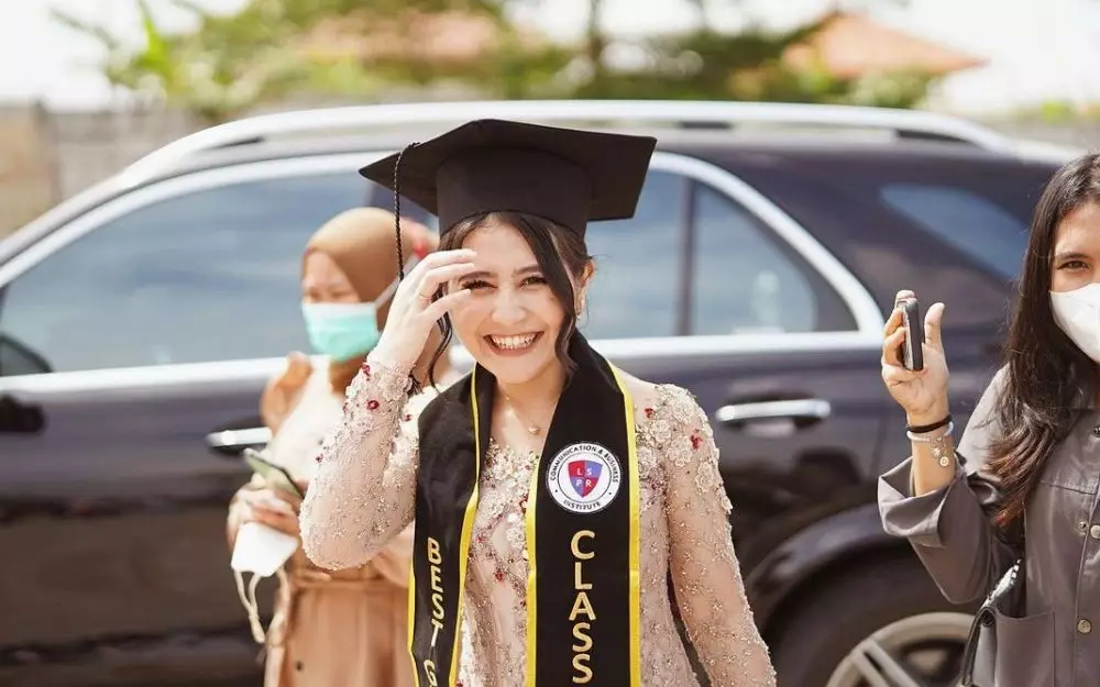 kejutan wisuda prilly latuconsina dari fans © instagram