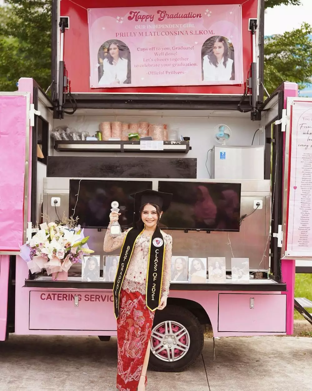 kejutan wisuda prilly latuconsina dari fans © instagram