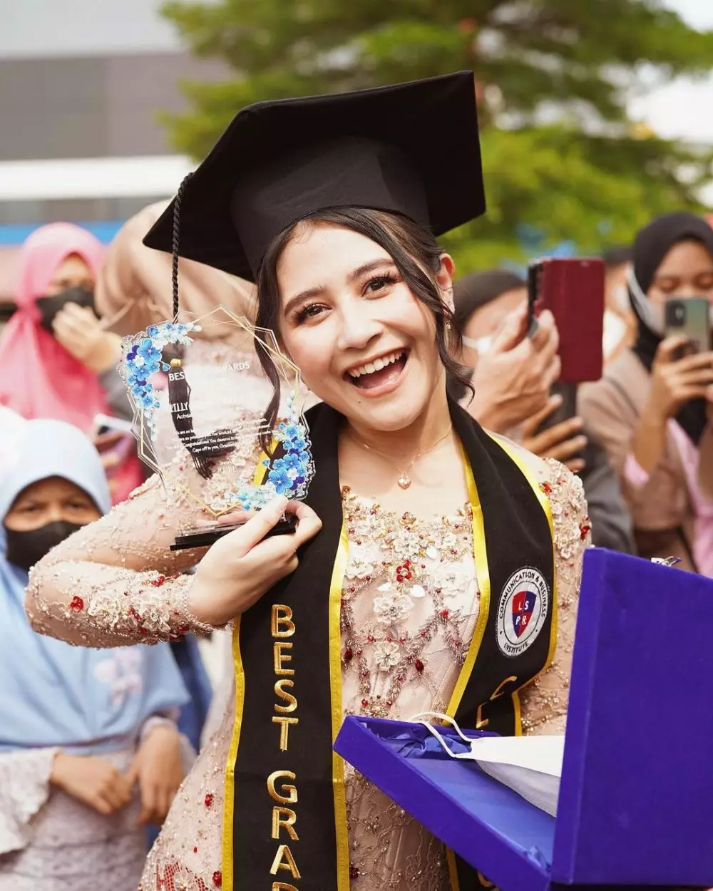 kejutan wisuda prilly latuconsina dari fans © instagram