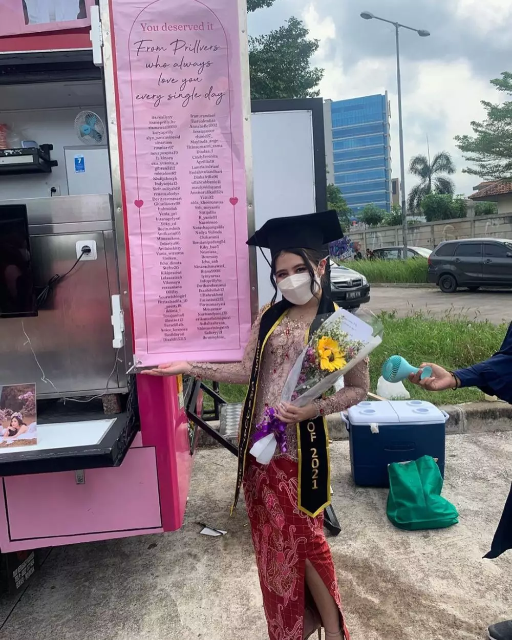 kejutan wisuda prilly latuconsina dari fans © instagram