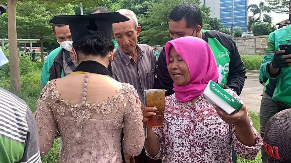 kejutan wisuda prilly latuconsina dari fans © instagram