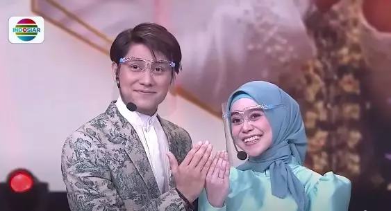 gaya lesty dan rizky billar hadiri acara penghargaan © berbagai sumber gaya lesty dan rizky billar hadiri acara penghargaan © berbagai sumber