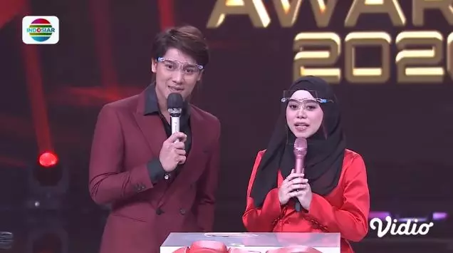 gaya lesty dan rizky billar hadiri acara penghargaan © berbagai sumber gaya lesty dan rizky billar hadiri acara penghargaan © berbagai sumber