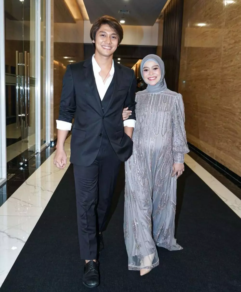 gaya lesty dan rizky billar hadiri acara penghargaan © berbagai sumber gaya lesty dan rizky billar hadiri acara penghargaan © berbagai sumber