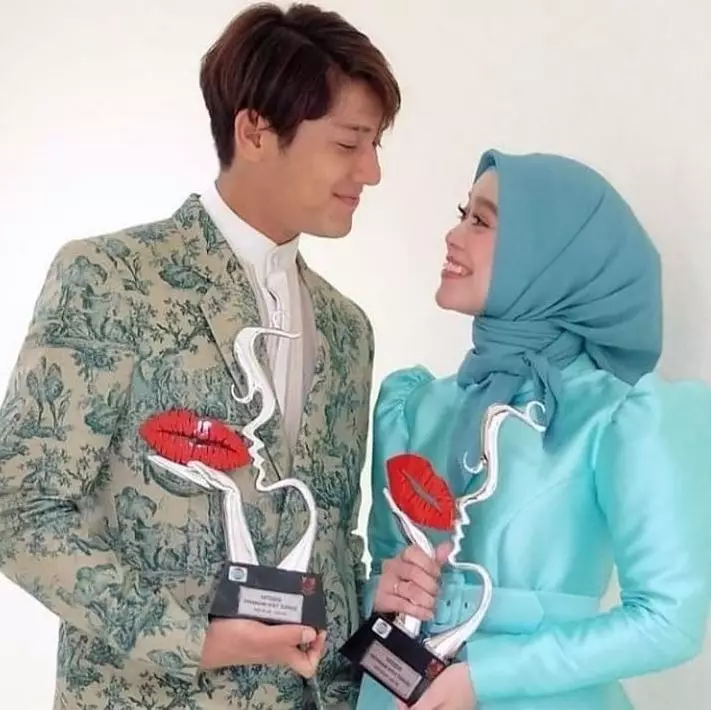 gaya lesty dan rizky billar hadiri acara penghargaan © berbagai sumber gaya lesty dan rizky billar hadiri acara penghargaan © berbagai sumber