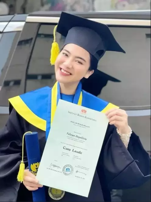 pesinetron raih predikat cumlaude © Instagram pesinetron raih predikat cumlaude © Instagram