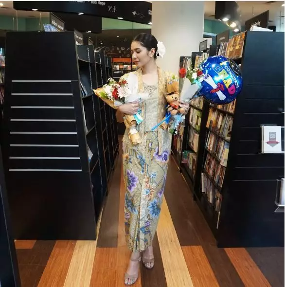 pesinetron raih predikat cumlaude © Instagram pesinetron raih predikat cumlaude © Instagram