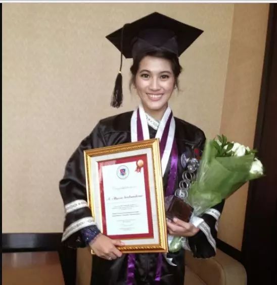 pesinetron raih predikat cumlaude © Instagram pesinetron raih predikat cumlaude © Instagram