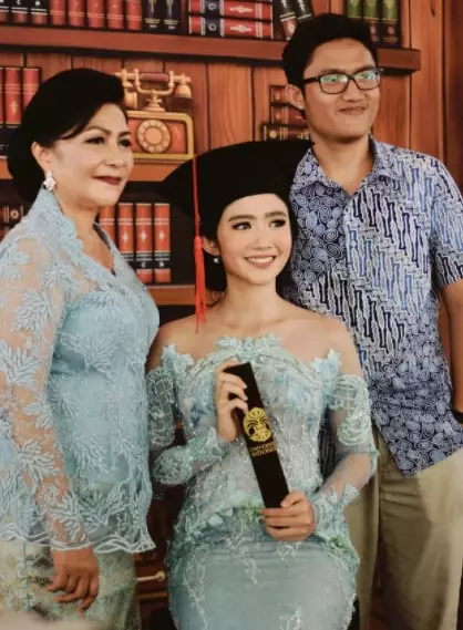pesinetron raih predikat cumlaude © Instagram pesinetron raih predikat cumlaude © Instagram