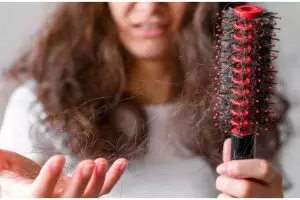 29 Arti mimpi rambut rontok menurut psikologi dan primbon Jawa, gambarkan kecemasan dan stres