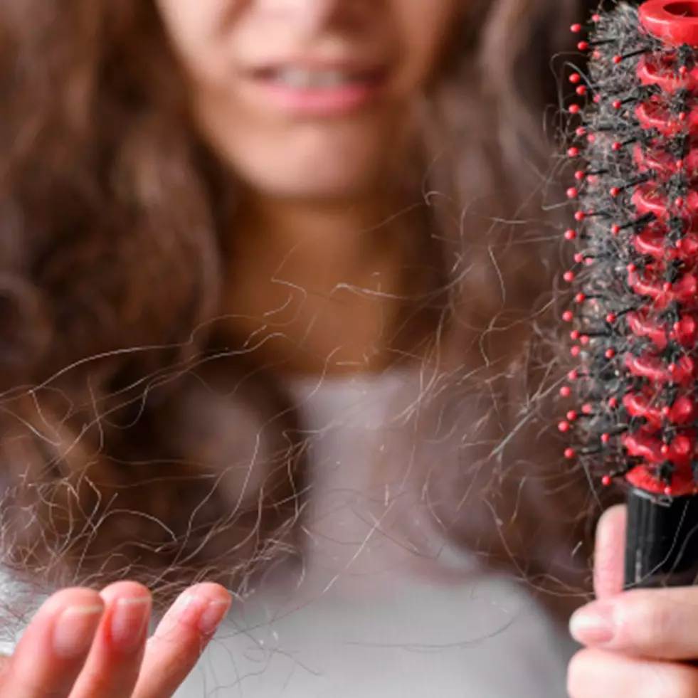 29 Arti mimpi rambut rontok menurut psikologi dan primbon Jawa, gambarkan kecemasan dan stres