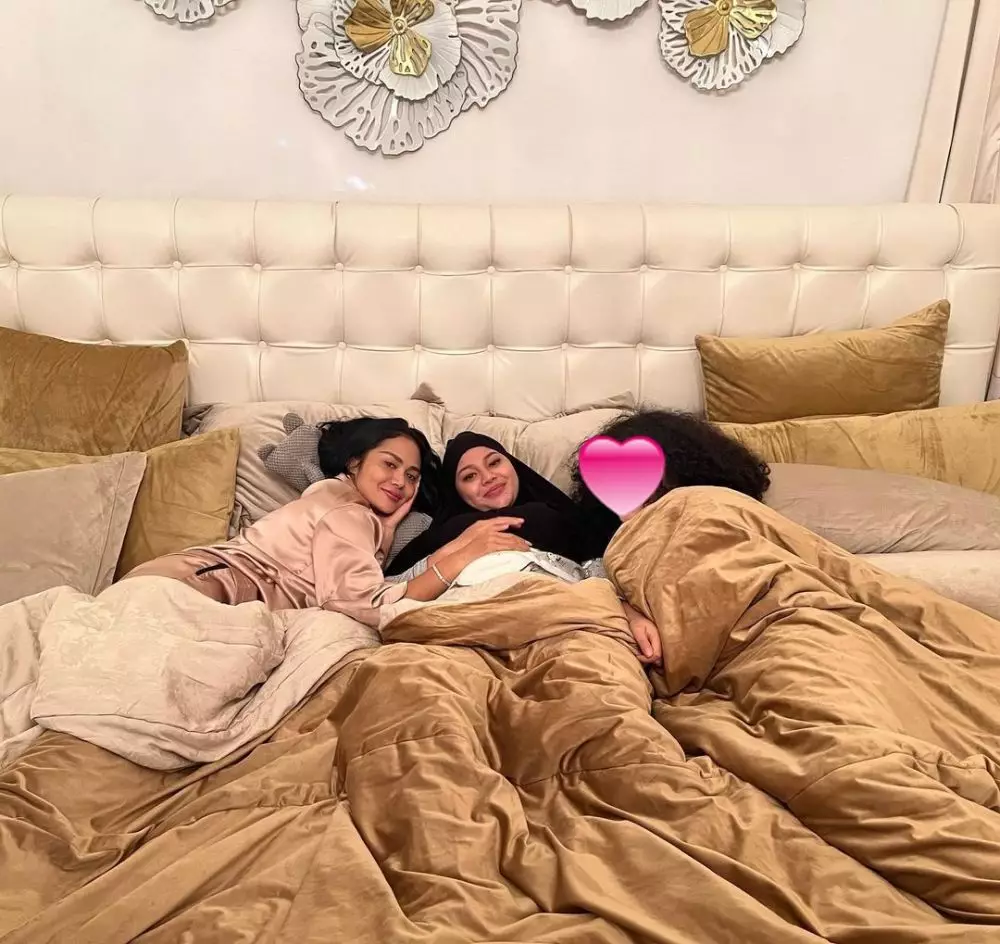 momen Krisdayanti tidur bareng Aurel Instagram