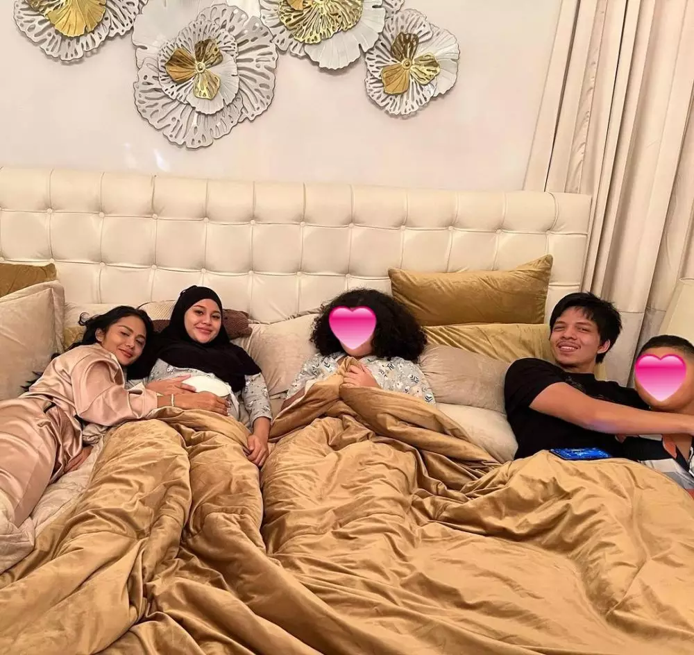 momen Krisdayanti tidur bareng Aurel Instagram