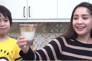 Inspirasi 8 minuman kekinian buatan penyanyi ini menyegarkan
