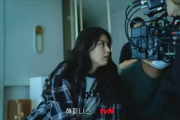 Potret belakang layar drama Korea Happiness Instagram