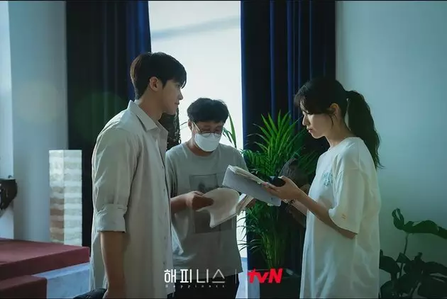 Potret belakang layar drama Korea Happiness Instagram