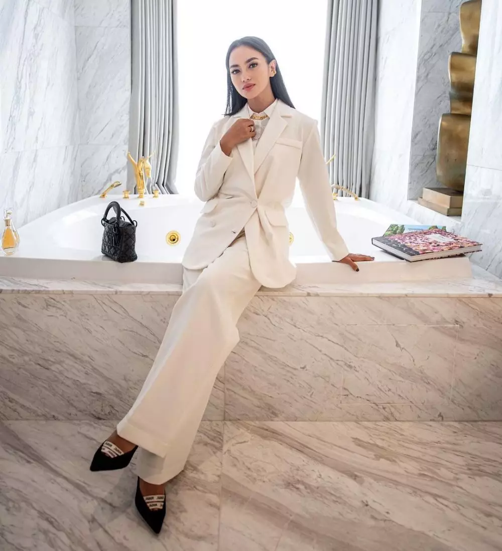 gaya seleb hadiri event dior © instagram