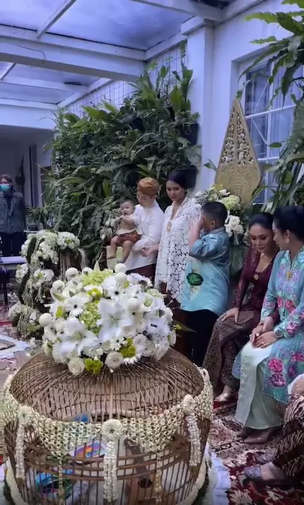 tedak siten keponakan yuni shara © 2021 Instagram