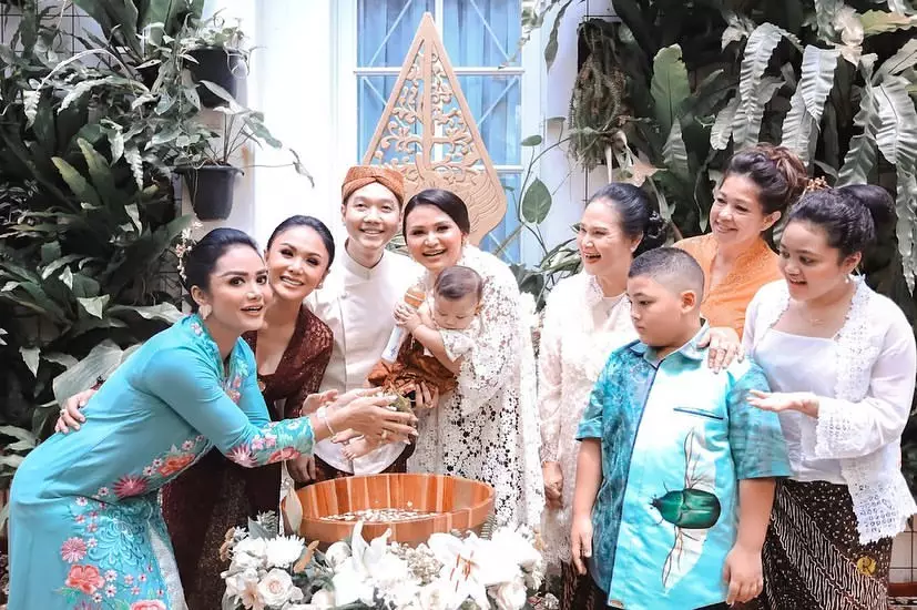 tedak siten keponakan yuni shara © 2021 Instagram