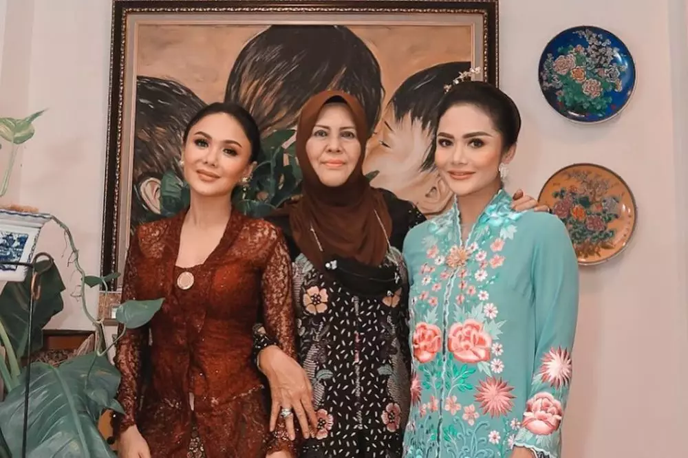 tedak siten keponakan yuni shara © 2021 Instagram