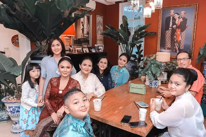 tedak siten keponakan yuni shara © 2021 Instagram