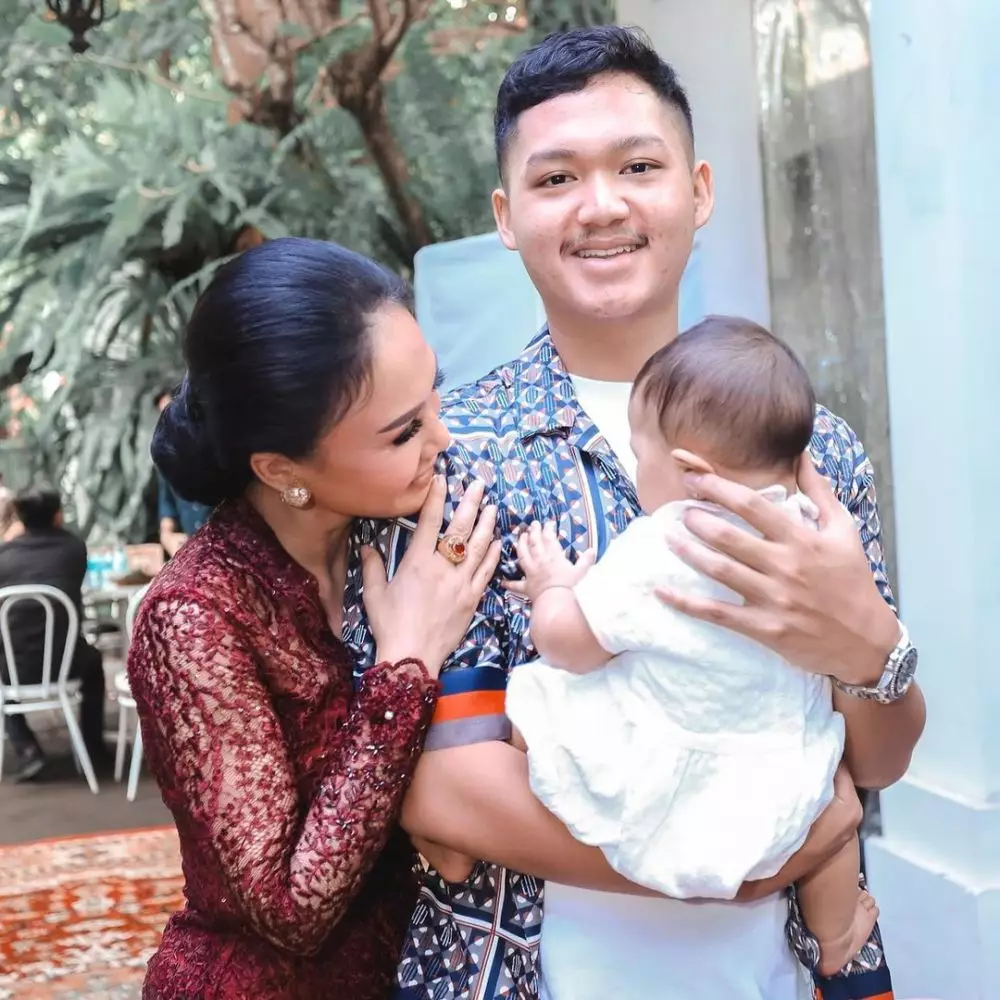 tedak siten keponakan yuni shara © 2021 Instagram