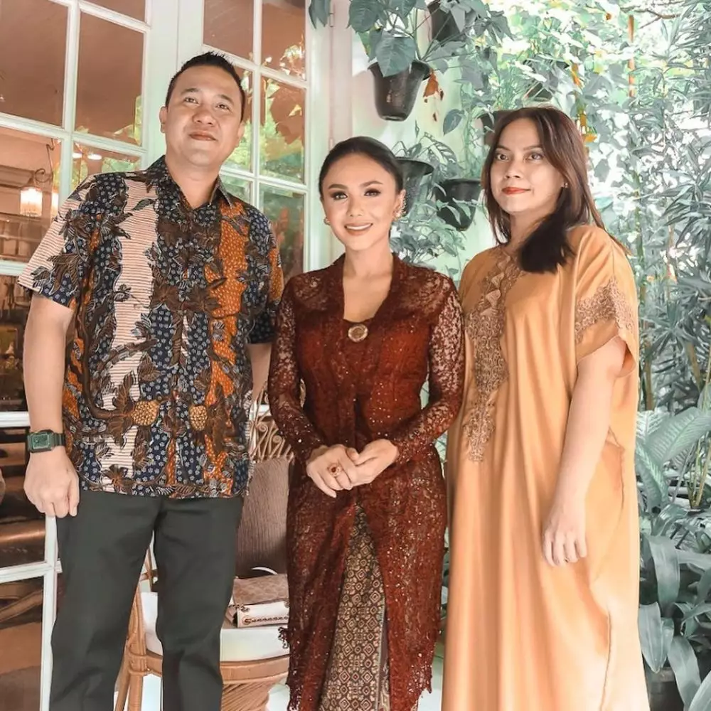 gaya yuni shara di acara tedak siten © instagram