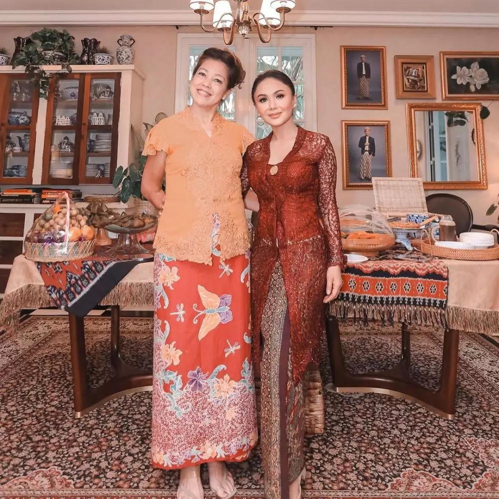 gaya yuni shara di acara tedak siten © instagram