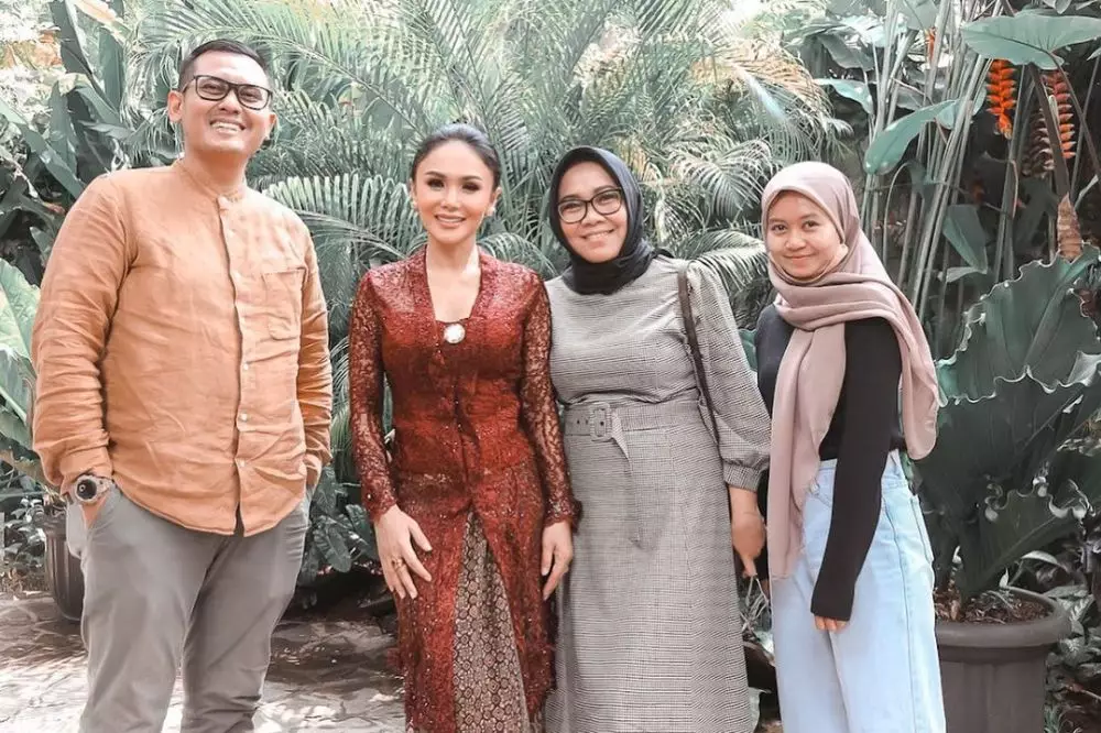 gaya yuni shara di acara tedak siten © instagram