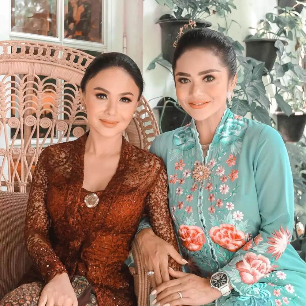 gaya yuni shara di acara tedak siten © instagram