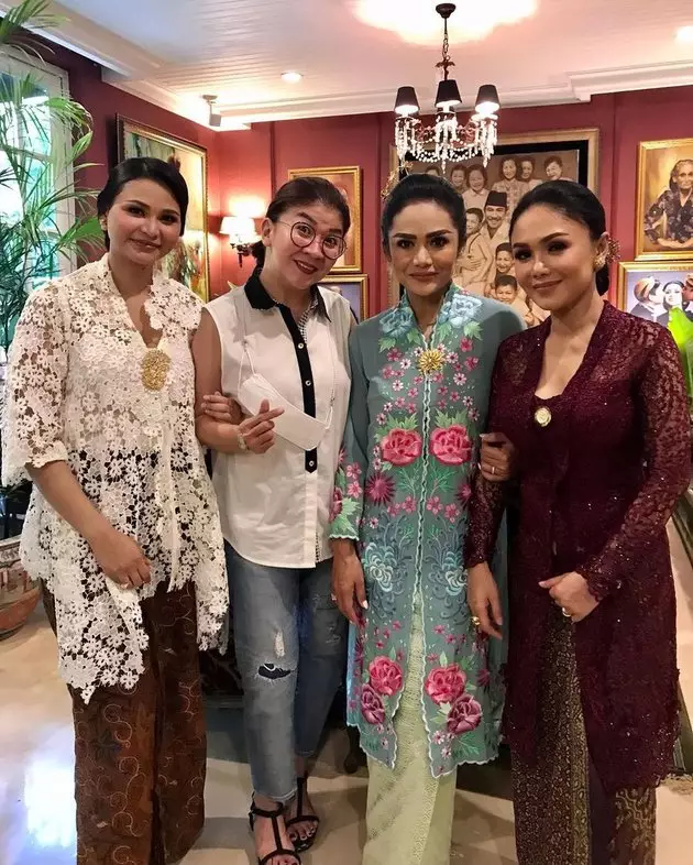 gaya yuni shara di acara tedak siten © instagram