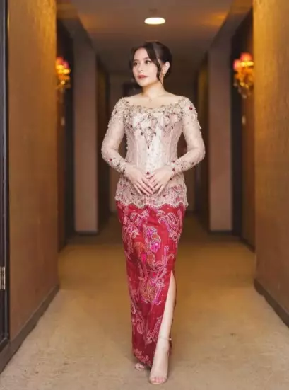 Gaya Prilly Latuconsina pakai kebaya © Instagram Gaya Prilly Latuconsina pakai kebaya © Instagram