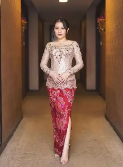 Gaya Prilly Latuconsina pakai kebaya © Instagram Gaya Prilly Latuconsina pakai kebaya © Instagram